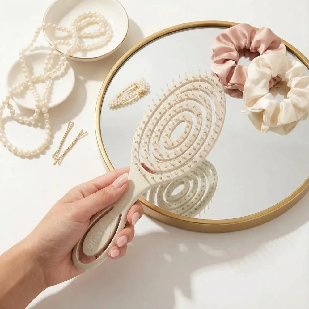 Blissy Detangling Brush in Cream